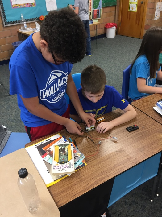4th graders learning about series circuits and parallel circuits