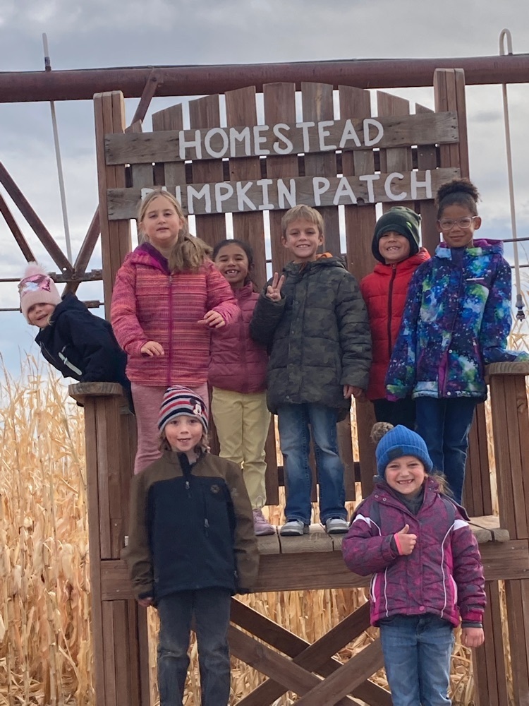 1st graders posing before going into the corn maze  